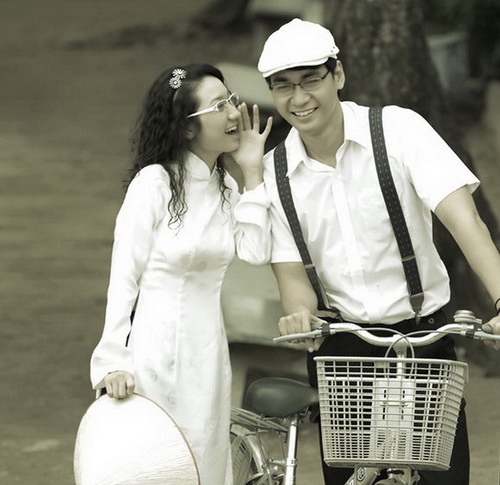 Lắng nghe là chiếc cầu nối câu thông giữa hai bên, và nó cũng thể hiện sự tôn trọng đối phương. (Ảnh: wikipedia.org)